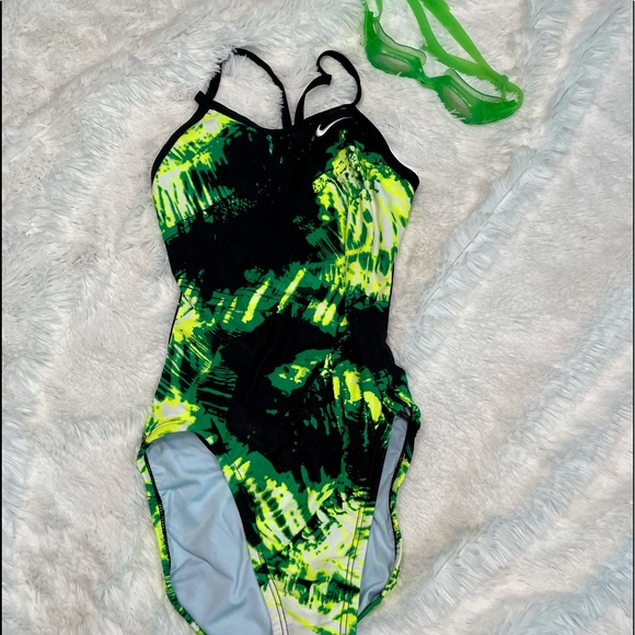 Nike girls performance swimsuit NWOT Size 8/24